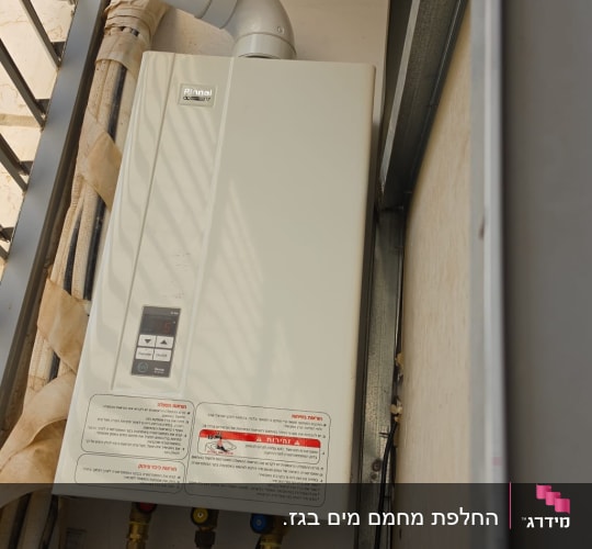 מחמם מים מותקן עם צינורות וחיבורים
